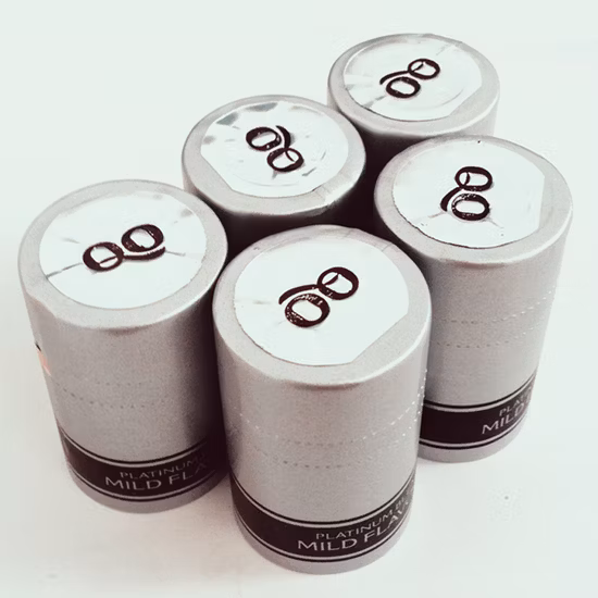 Silberfarbene Weinglasflasche, schwarze PVC-Schrumpfkapseln