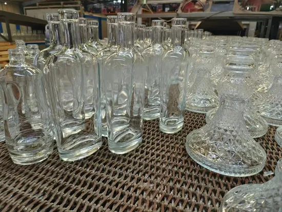 Bestückte 375 ml, 500 ml, 700 ml, 1000 ml Offset-Malerei, leere Glasflasche für Wodka-Likörwein mit Polymer-Kork-Schraubverschluss